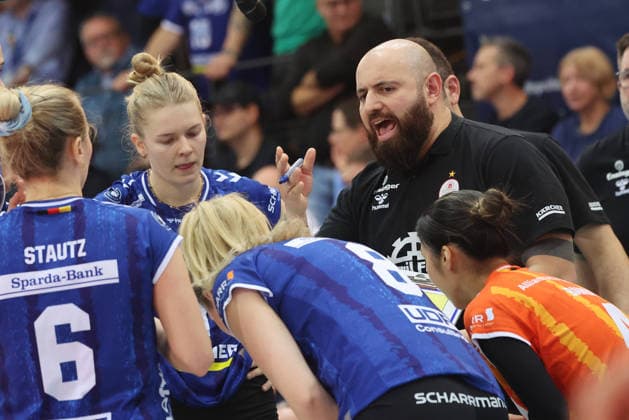 Stuttgart , Volleyball Bundesliga Allianz MTV Stuttgart vs SSC Palmberg Schwerin , Coach Konstantin Bitter Stuttgart