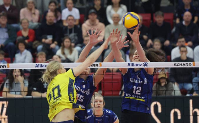 Stuttgart , Volleyball Bundesliga Allianz MTV Stuttgart vs SSC Palmberg Schwerin , from left Helena KOk Schwerin Lucia Varela Gomez Stuttgart