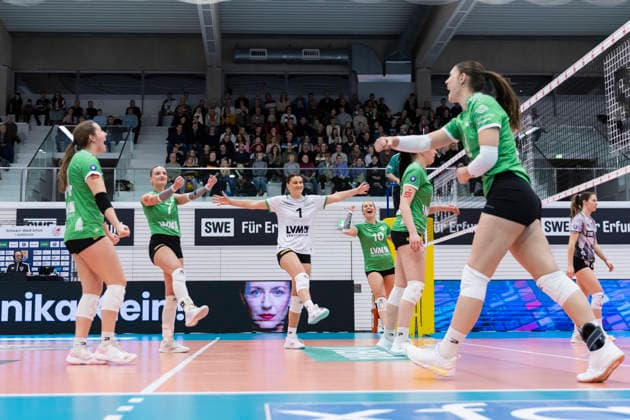 1 Volleyball Bundesliga Women Schwarz Weiss Erfurt vs USC Münster Erfurt 27 12 2025 Cheers, Pippa Molenaar 1 USC Münster center and team 1 Volleyball Bundesliga Women Schwarz Weiss Erfurt vs USC Münster Riethsporthalle Erfurt 27 12 2025 Copyright: xBEAUTIFULxSPORTS Duehringx