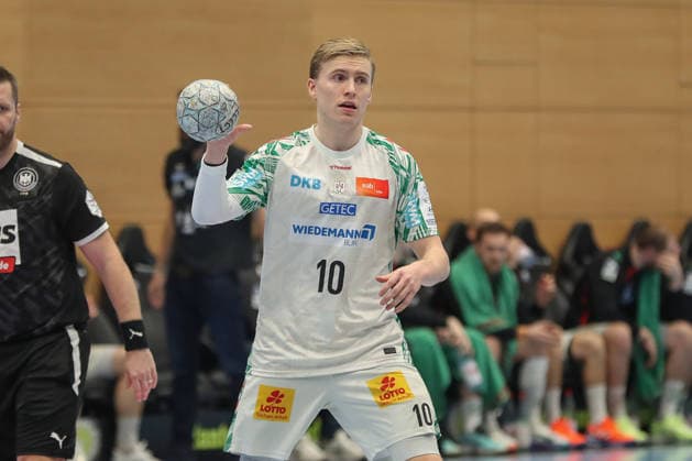 27 12 2025, xgox, Handball Daikin HBL ThSV Eisenach SC Magdeburg emspor, v l Gisli Thorgeir Kristjansson Magdeburg, 10 am Ball, plays the ball Eisenach