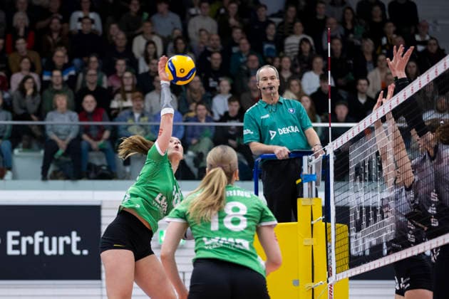 1 Volleyball Bundesliga Women Schwarz Weiss Erfurt vs USC Münster Erfurt 27 12 2025 Amelie Strothoff 10 USC Münster vs Emilie Respaut 5 Schwarz Weiss Erfurt at the back and Elizabeth Sandbothe 2 Schwarz Weiss Erfurt at the front 1 Volleyball Bundesliga Women Schwarz Weiss Erfurt vs USC Münster Riethsporthalle Erfurt 27 12 2025 Copyright: xBEAUTIFULxSPORTS Duehringx