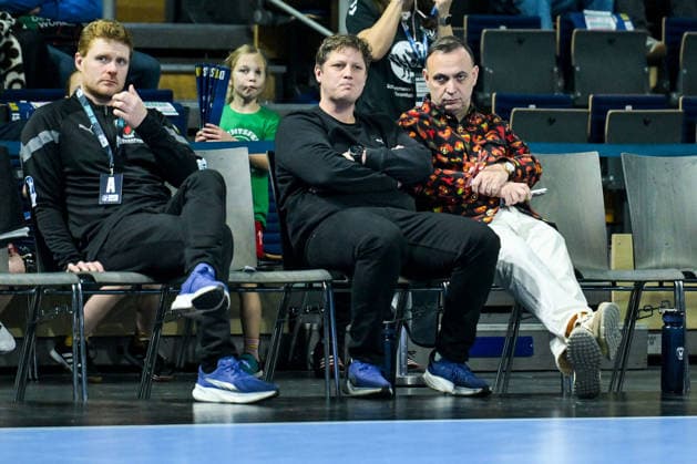 27 12 2025, xlakx, Handball Daikin HBL, Fuechse Berlin FRISCH AUF Göppingen v l Maximilian Rinderle Fuechse Berlin Co Trainer , Nicolej Krickau Fuechse Berlin Trainer , Bob Hanning Fuechse Berlin Managing Director in conversation Berlin Daniel Lakomski