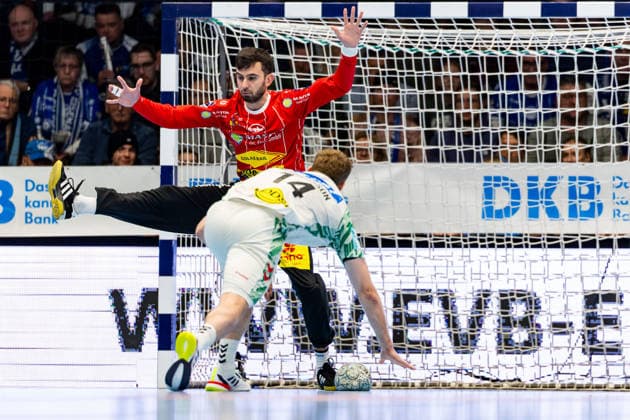 27 12 2025, GER, Handball, Men, Season 25 26, Daikin 1 Bl, 19 Matchday, ThSV Eisenach SC Magdeburg Omar Ingi Magnusson SC Magdeburg , Matija Spikic ThSV Eisenach,1 99817 Eisenach Werner Assmann Halle Am Sportp Thueringen Germany