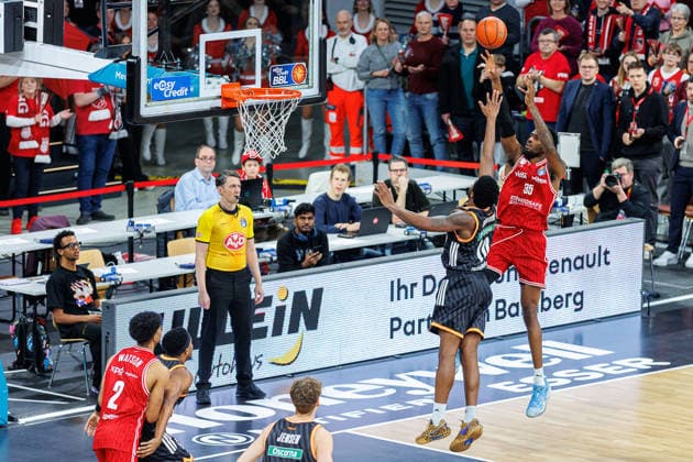 Malik Osborne ratiopharm Ulm, 10 , Ejiofor Onu BMA365 Bamberg Baskets, 35 , BMA365 Bamberg Baskets vs ratiopharm Ulm, Basketball, easyCredit BBL, Matchday 12, 27 12 2025 BMA365 Bamberg Baskets vs ratiopharm Ulm, Basketball, easyCredit BBL, Matchday 12, 27 12 2025 Bamberg Copyright: xEibner-Pressefoto G.xSantemizx EP_EER