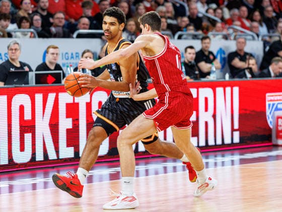Mark Smith ratiopharm Ulm, 13 , Richard Balint BMA365 Bamberg Baskets, 11 , BMA365 Bamberg Baskets vs ratiopharm Ulm, Basketball, easyCredit BBL, Matchday 12, 27 12 2025 BMA365 Bamberg Baskets vs ratiopharm Ulm, Basketball, easyCredit BBL, Matchday 12, 27 12 2025 Bamberg Copyright: xEibner-Pressefoto G.xSantemizx EP_EER