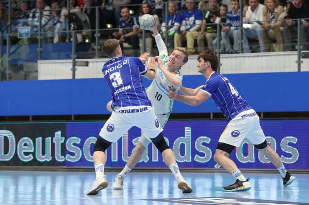 27 12 2025, xtgx, ThSV Eisenach SC Magdeburg v l Oskar Joelsson Eisenach, 3 , Gisli Thorgeir Kristjansson Magdeburg, 10 duel, duel, fight, tackle Eisenach