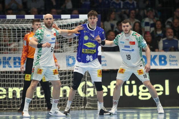 27 12 2025, xtgx, ThSV Eisenach SC Magdeburg v l Oscar Bergendahl Magdeburg, 54 , Tillman Leu Eisenach, 99 , Elvar Orn Jonsson Magdeburg, 19 duel, duel, fight, tackle Eisenach