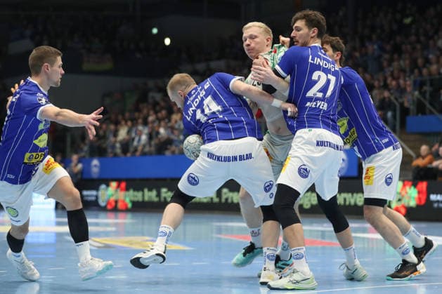 27 12 2025, xtgx, ThSV Eisenach SC Magdeburg v l Peter Walz Eisenach, 14 , Magnus Saugstrup Magdeburg, 23 , Philipp Meyer Eisenach, 27 duel, duel, fight, tackle Eisenach