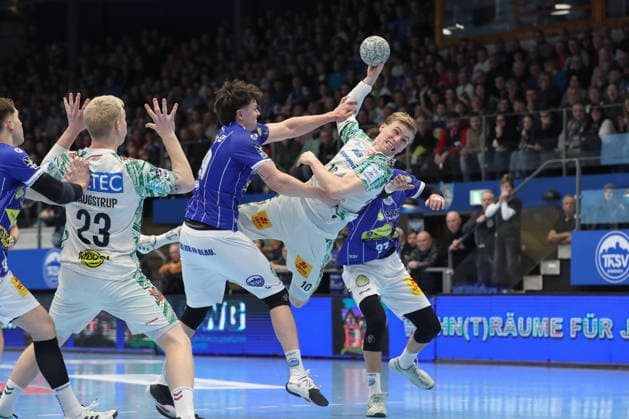 27 12 2025, xtgx, ThSV Eisenach SC Magdeburg v l Tillman Leu Eisenach, 99 , Gisli Thorgeir Kristjansson Magdeburg, 10 duel, duel, fight, tackle Eisenach
