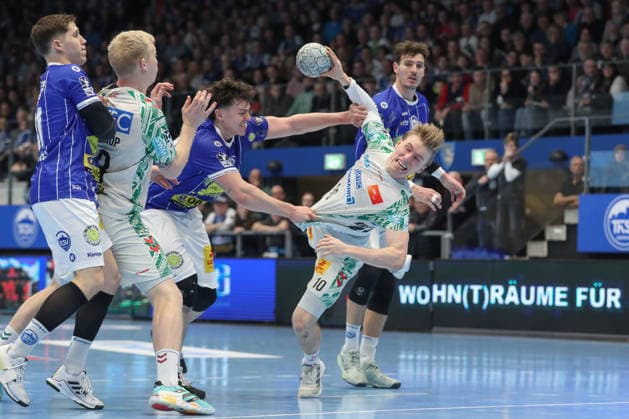 27 12 2025, xtgx, ThSV Eisenach SC Magdeburg v l Tillman Leu Eisenach, 99 , Gisli Thorgeir Kristjansson Magdeburg, 10 duel, duel, fight, tackle Eisenach