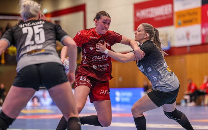 GER, Bensheim, HSG Bensheim Auerbach Flames vs SV Union Halle Neustadt, Alsco Handball Bundesliga Frauen, Handball, DHB, Spielzeit 2025 2026, Weststadthalle Bensheim, 8 Spieltag im Bild v l Lena Degenhardt HSG Bensheim Auerbach Flames Frauen 8 im Zweikampf DFB DFL REGULATIONS PROHIBIT ANY USE OF PHOTOGRAPHS AS IMAGE SEQUENCES AND OR QUASI VIDEO, 27 12 2025 Copyright: HMBxMedia HendrikxHamelau