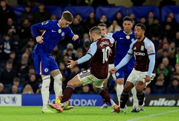Cole Palmer of Chelsea in action against Emi Buendia of Aston Villa Chelsea v Aston Villa, Premier League, Football, Stamford Bridge, London, UK - 27 Dec 2025London Stamford Bridge United Kingdom EDITORIAL USE ONLY No use with unauthorised audio, video, data, fixture lists, club league logos or live services. Online in-match use limited to 120 images, no video emulation. No use in betting, games or single club league player publications. Copyright: xGeorgexTewkesbury Shutterstockx 16213165af