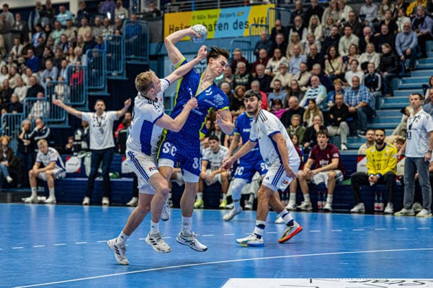 Daikin Handball Bundesliga, VfL Gummersbach Handball Sport Verein Hamburg, 27 12 2025 Einar Olafsson, HSV Hamburg 23 , Miro Schluroff VfL Gummersbach, 15 , Daikin Handball Bundesliga, VfL Gummersbach Handball Sport Verein Hamburg, 27 12 2025 Copyright: xBEAUTIFULxSPORTS Erlhofx