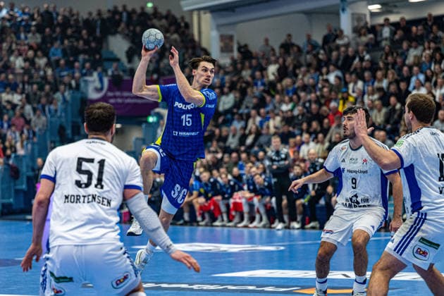 Daikin Handball Bundesliga, VfL Gummersbach Handball Sport Verein Hamburg, 27 12 2025 Casper U Mortensen, HSV Hamburg 51 , Miro Schluroff VfL Gummersbach, 15 , Jacob Lassen, HSV Hamburg 9 , Daikin Handball Bundesliga, VfL Gummersbach Handball Sport Verein Hamburg, 27 12 2025 Copyright: xBEAUTIFULxSPORTS Erlhofx