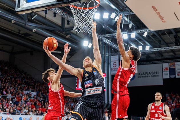 Zachary Ensminger BMA365 Bamberg Baskets, 01 , Christian Sengfelder ratiopharm Ulm, 43 , Demarcus Demonia BMA365 Bamberg Baskets, 08 , BMA365 Bamberg Baskets vs ratiopharm Ulm, Basketball, easyCredit BBL, Matchday 12, 27 12 2025 BMA365 Bamberg Baskets vs ratiopharm Ulm, Basketball, easyCredit BBL, Matchday 12, 27 12 2025 Bamberg Copyright: xEibner-Pressefoto G.xSantemizx EP_EER