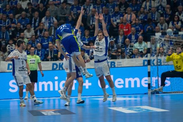 Miro Schluroff, Backcourt, VfL Gummersbach 15 , Niclas Weller, Circulation HSV Hamburg 13 , VfL Gummersbach vs HSV Hamburg , Daikin Handball Bundesliga, Men , Matchday 15, 27 12 2025 Gummersbach NRW Germany Copyright: xkolbert-press MartinxWdziecznyx