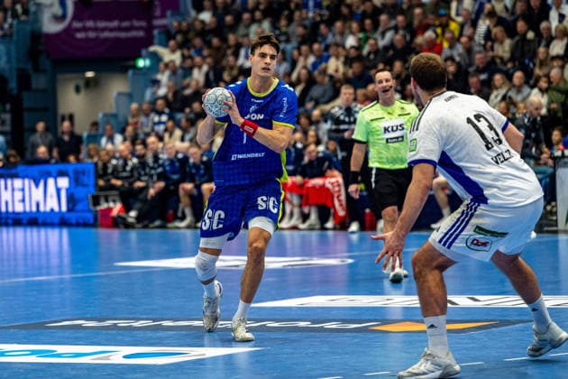 Daikin Handball Bundesliga, VfL Gummersbach Handball Sport Verein Hamburg, 27 12 2025 Julian Köster VfL Gummersbach, 7 , Niclas Weller, HSV Hamburg 13 , Daikin Handball Bundesliga, VfL Gummersbach Handball Sport Verein Hamburg, 27 12 2025 Copyright: xBEAUTIFULxSPORTS Erlhofx