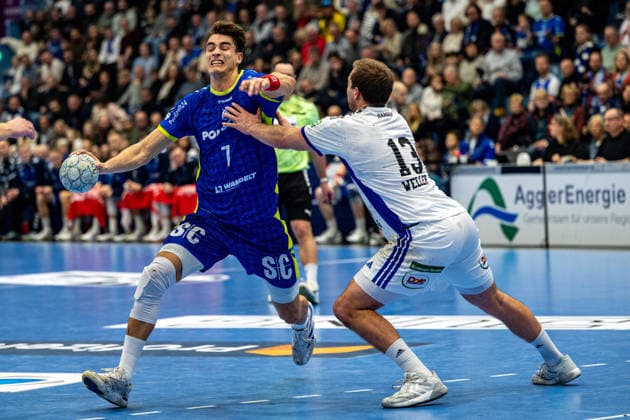 Daikin Handball Bundesliga, VfL Gummersbach Handball Sport Verein Hamburg, 27 12 2025 Julian Köster VfL Gummersbach, 7 , Niclas Weller, HSV Hamburg 13 , Daikin Handball Bundesliga, VfL Gummersbach Handball Sport Verein Hamburg, 27 12 2025 Copyright: xBEAUTIFULxSPORTS Erlhofx