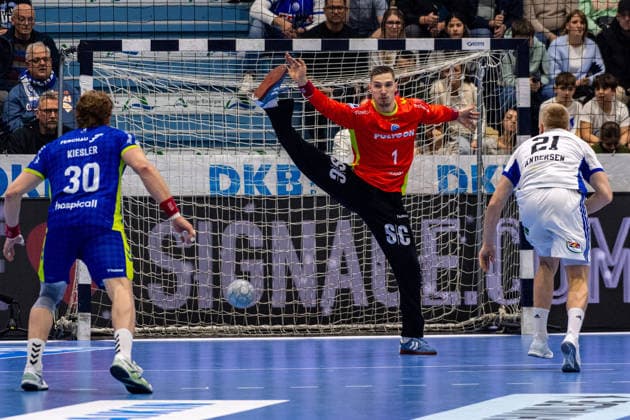Daikin Handball Bundesliga, VfL Gummersbach Handball Sport Verein Hamburg, 27 12 2025 Tom Kiesler VfL Gummersbach, 30 , Dominik Kuzmanovi VfL Gummersbach, 1 , Frederik Bo Andersen, HSV Hamburg 21 , Daikin Handball Bundesliga, VfL Gummersbach Handball Sport Verein Hamburg, 27 12 2025 Copyright: xBEAUTIFULxSPORTS Erlhofx