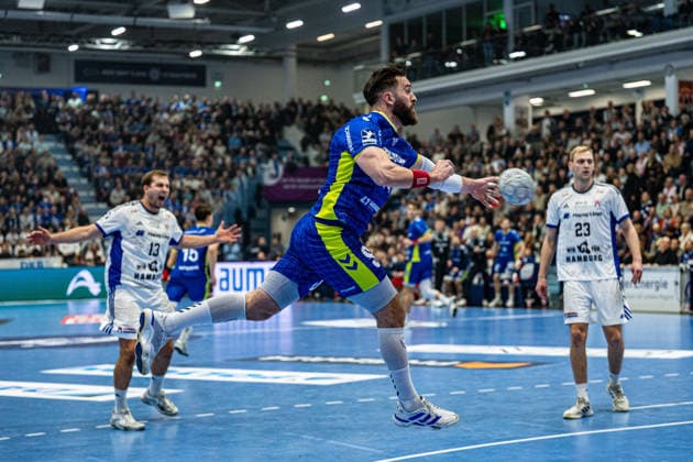 Daikin Handball Bundesliga, VfL Gummersbach Handball Sport Verein Hamburg, 27 12 2025 Niclas Weller, HSV Hamburg 13 , Teitur Einarsson VfL Gummersbach, 14 , Einar Olafsson, HSV Hamburg 23 , Daikin Handball Bundesliga, VfL Gummersbach Handball Sport Verein Hamburg, 27 12 2025 Copyright: xBEAUTIFULxSPORTS Erlhofx