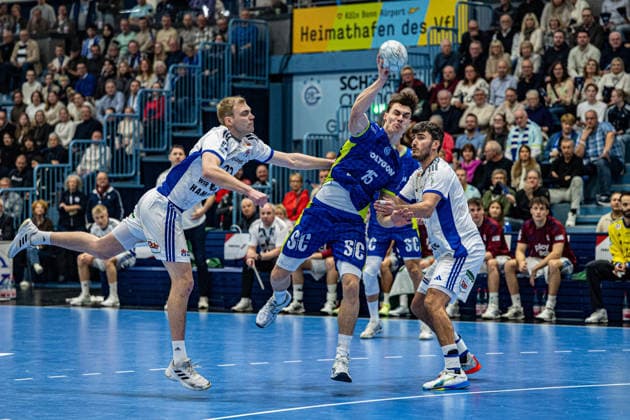 Daikin Handball Bundesliga, VfL Gummersbach Handball Sport Verein Hamburg, 27 12 2025 Einar Olafsson, HSV Hamburg 23 , Miro Schluroff VfL Gummersbach, 15 , Daikin Handball Bundesliga, VfL Gummersbach Handball Sport Verein Hamburg, 27 12 2025 Copyright: xBEAUTIFULxSPORTS Erlhofx