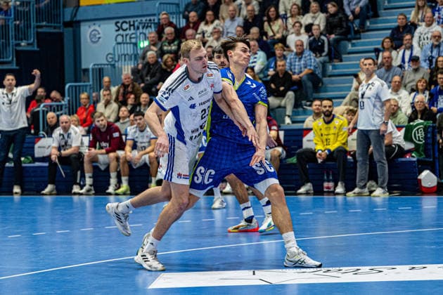 Daikin Handball Bundesliga, VfL Gummersbach Handball Sport Verein Hamburg, 27 12 2025 Einar Olafsson, HSV Hamburg 23 , Miro Schluroff VfL Gummersbach, 15 , Daikin Handball Bundesliga, VfL Gummersbach Handball Sport Verein Hamburg, 27 12 2025 Copyright: xBEAUTIFULxSPORTS Erlhofx