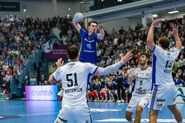 Daikin Handball Bundesliga, VfL Gummersbach Handball Sport Verein Hamburg, 27 12 2025 Casper U Mortensen, HSV Hamburg 51 , Miro Schluroff VfL Gummersbach, 15 , Jacob Lassen, HSV Hamburg 9 , Niclas Weller, HSV Hamburg 13 , Daikin Handball Bundesliga, VfL Gummersbach Handball Sport Verein Hamburg, 27 12 2025 Copyright: xBEAUTIFULxSPORTS Erlhofx