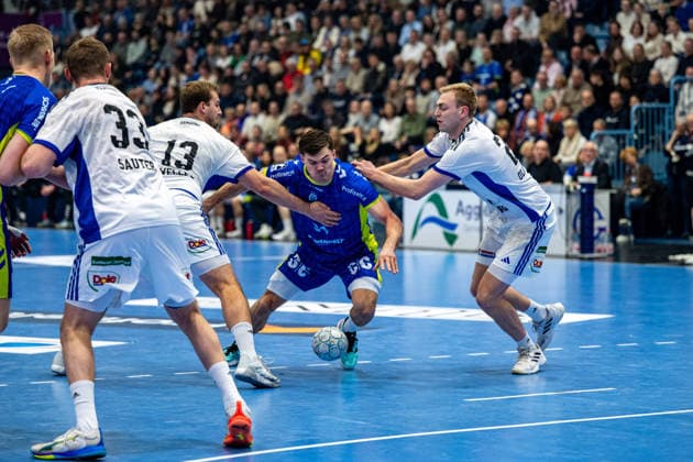 Daikin Handball Bundesliga, VfL Gummersbach Handball Sport Verein Hamburg, 27 12 2025 Ellidi Vidarsson VfL Gummersbach, 4 , Moritz Sauter, HSV Hamburg 33 , Niclas Weller, HSV Hamburg 13 , Kay Smits VfL Gummersbach, 31 , Einar Olafsson, HSV Hamburg 23 , Daikin Handball Bundesliga, VfL Gummersbach Handball Sport Verein Hamburg, 27 12 2025 Copyright: xBEAUTIFULxSPORTS Erlhofx