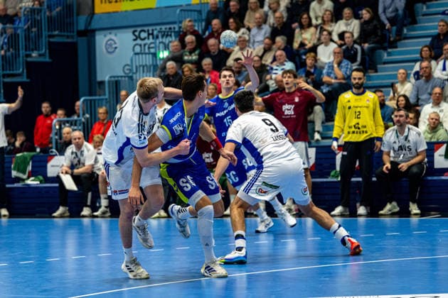 Daikin Handball Bundesliga, VfL Gummersbach Handball Sport Verein Hamburg, 27 12 2025 Einar Olafsson, HSV Hamburg 23 , Julian Köster VfL Gummersbach, 7 , Miro Schluroff VfL Gummersbach, 15 , Jacob Lassen, HSV Hamburg 9 , Daikin Handball Bundesliga, VfL Gummersbach Handball Sport Verein Hamburg, 27 12 2025 Copyright: xBEAUTIFULxSPORTS Erlhofx