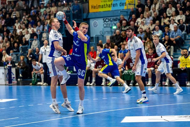 Daikin Handball Bundesliga, VfL Gummersbach Handball Sport Verein Hamburg, 27 12 2025 Einar Olafsson, HSV Hamburg 23 , Ellidi Vidarsson VfL Gummersbach, 4 , Daikin Handball Bundesliga, VfL Gummersbach Handball Sport Verein Hamburg, 27 12 2025 Copyright: xBEAUTIFULxSPORTS Erlhofx