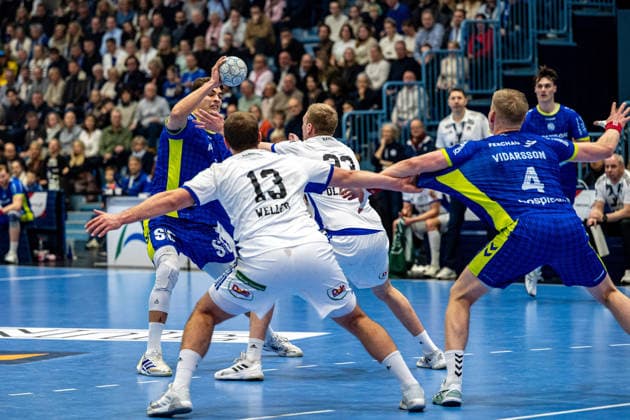 Daikin Handball Bundesliga, VfL Gummersbach Handball Sport Verein Hamburg, 27 12 2025 Julian Köster VfL Gummersbach, 7 , Niclas Weller, HSV Hamburg 13 , Einar Olafsson, HSV Hamburg 23 , Ellidi Vidarsson VfL Gummersbach, 4 , Daikin Handball Bundesliga, VfL Gummersbach Handball Sport Verein Hamburg, 27 12 2025 Copyright: xBEAUTIFULxSPORTS Erlhofx