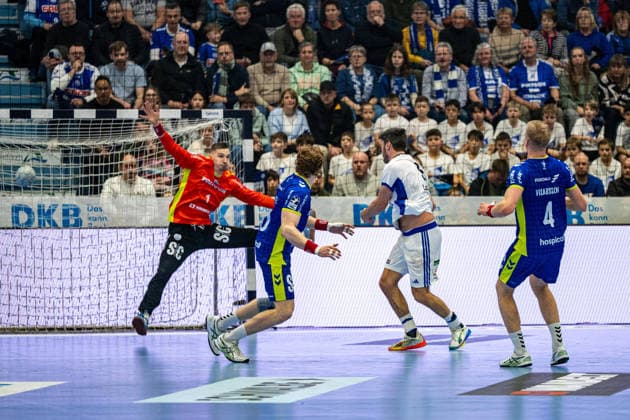 Daikin Handball Bundesliga, VfL Gummersbach Handball Sport Verein Hamburg, 27 12 2025 Dominik Kuzmanovi VfL Gummersbach, 1 , Tom Kiesler VfL Gummersbach, 30 , Ellidi Vidarsson VfL Gummersbach, 4 , Daikin Handball Bundesliga, VfL Gummersbach Handball Sport Verein Hamburg, 27 12 2025 Copyright: xBEAUTIFULxSPORTS Erlhofx