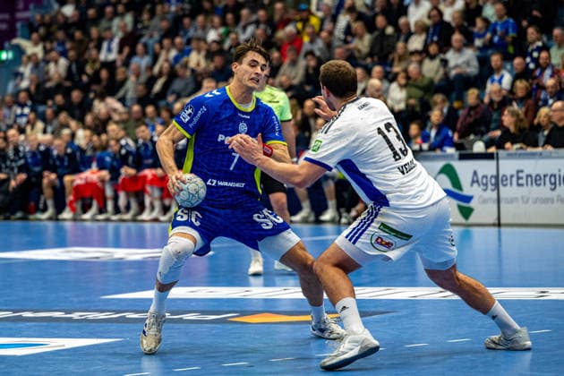 Daikin Handball Bundesliga, VfL Gummersbach Handball Sport Verein Hamburg, 27 12 2025 Julian Köster VfL Gummersbach, 7 , Niclas Weller, HSV Hamburg 13 , Daikin Handball Bundesliga, VfL Gummersbach Handball Sport Verein Hamburg, 27 12 2025 Copyright: xBEAUTIFULxSPORTS Erlhofx