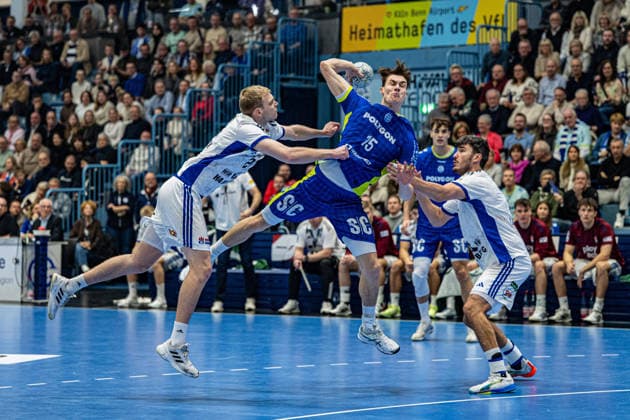 Daikin Handball Bundesliga, VfL Gummersbach Handball Sport Verein Hamburg, 27 12 2025 Einar Olafsson, HSV Hamburg 23 , Miro Schluroff VfL Gummersbach, 15 , Daikin Handball Bundesliga, VfL Gummersbach Handball Sport Verein Hamburg, 27 12 2025 Copyright: xBEAUTIFULxSPORTS Erlhofx