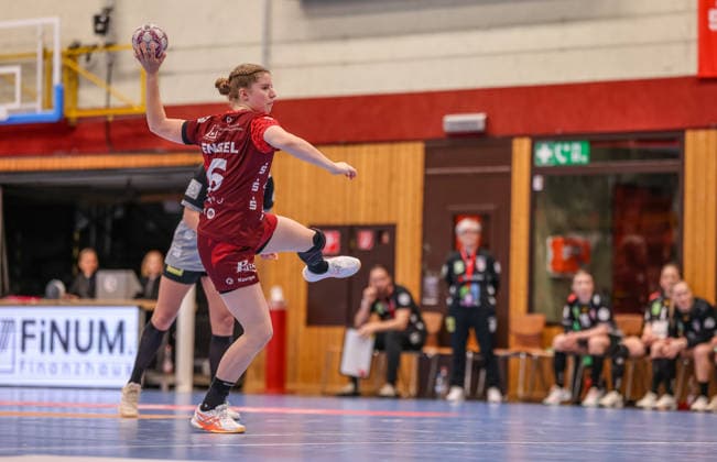 GER, Bensheim, HSG Bensheim Auerbach Flames vs SV Union Halle Neustadt, Alsco Handball Bundesliga Frauen, Handball, DHB, Spielzeit 2025 2026, Weststadthalle Bensheim, 8 Spieltag im Bild Nina Engel HSG Bensheim Auerbach Flames Frauen 6 , Tor und Freiwurf DFB DFL REGULATIONS PROHIBIT ANY USE OF PHOTOGRAPHS AS IMAGE SEQUENCES AND OR QUASI VIDEO, 27 12 2025 Copyright: HMBxMedia HendrikxHamelau