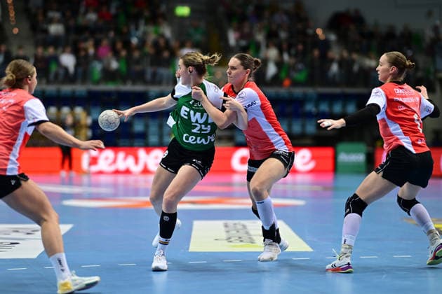 Handball I Women I Season 2025 2026 I 1 HBF I 9 Matchday I VfL Oldenburg HSG Blomberg Lippe I 27 12 2025 Paulina Golla 29, VfL Oldenburg Andrea Jacobsen 4, HSG Blomberg Lippe Oldenburg EWE Arena Niedersachsen Germany Copyright: xLobeca FelixxSchlikisx