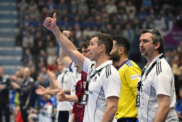 Torsten Jansen Handball Sportverein Hamburg Coach shows the raised thumb VfL Gummersbach vs Handball Sportverein Hamburg, Handball, Daikin 1 Bundesliga, Matchday 19, Season 2025 2026, 27 12 2025 VfL Gummersbach vs Handball Sportverein Hamburg, Handball, Daikin 1 Bundesliga, Matchday 19, Season 2025 2026, 27 12 2025 Gummersbach Copyright: xEibner-Pressefoto JuergenxAugstx EP_JAT