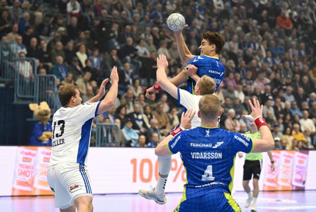 Miro Schluroff VfL Gummersbach 15 vs Niklas Weller Handball Sportverein Hamburg 13 and Einar Olafsson Handball Sport Verein Hamburg 23 VfL Gummersbach vs Handball Sportverein Hamburg, Handball, Daikin 1 Bundesliga, Matchday 19, Season 2025 2026, 27 12 2025 VfL Gummersbach vs Handball Sportverein Hamburg, Handball, Daikin 1 Bundesliga, Matchday 19, Season 2025 2026, 27 12 2025 Gummersbach Copyright: xEibner-Pressefoto JuergenxAugstx EP_JAT