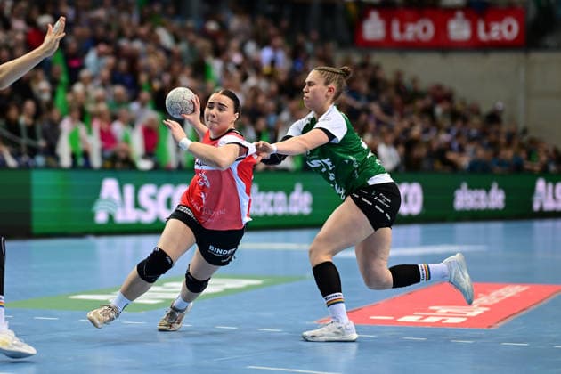 Handball I Women I Season 2025 2026 I 1 HBF I 9 Matchday I VfL Oldenburg HSG Blomberg Lippe I 27 12 2025 Elin Rosa Magnusdottir 33, HSG Blomberg Lippe Ariane Pfundstein 20, VfL Oldenburg Oldenburg EWE Arena Niedersachsen Germany Copyright: xLobeca FelixxSchlikisx