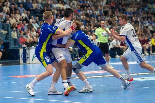 Ellidi Snaer Vidarsson, Circle Winger, VfL Gummersbach 4 , Jacob Lassen, Backcourt HSV Hamburg 9 , Tom Kiesler, Backcourt, VfL Gummersbach 30 , fL Gummersbach vs HSV Hamburg , Daikin Handball Bundesliga, Men , Matchday 15, 27 12 2025 Gummersbach NRW Germany Copyright: xkolbert-press MartinxWdziecznyx