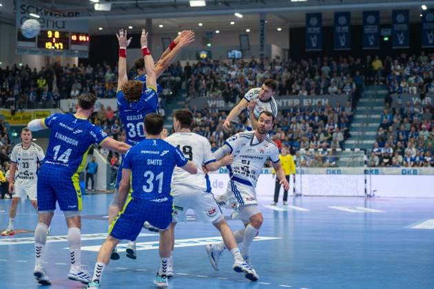 Tom Kiesler, Back, VfL Gummersbach 30 , Teitur Oern Einarsson, Back, VfL Gummersbach 14 , Kay Smits, Back, VfL Gummersbach 31 , Casper U Mortensen, Outside HSV Hamburg 51 , VfL Gummersbach vs HSV Hamburg , Daikin Handball Bundesliga, Men , Matchday 15, 27 12 2025 Gummersbach NRW Germany Copyright: xkolbert-press MartinxWdziecznyx