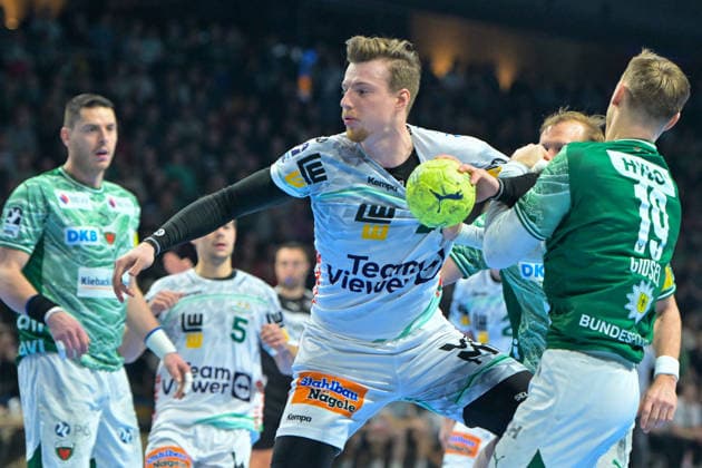 27 12 2025, xlakx, Handball Daikin HBL, Fuechse Berlin FRISCH AUF Göppingen v l Erik Persson FRISCH AUF Goeppingen , Mathias Gidsel Fuechse Berlin duel, duel, fight, tackle Berlin Daniel Lakomski