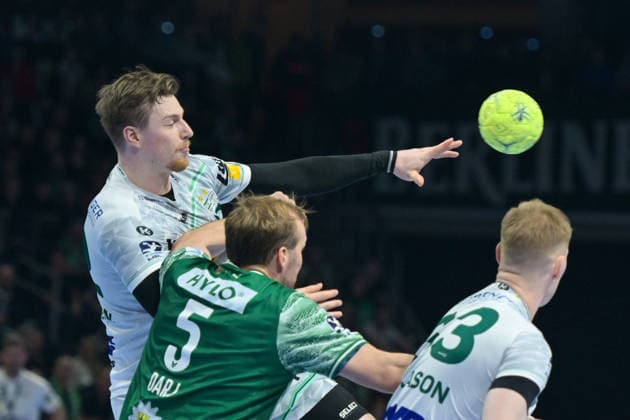 27 12 2025, xlakx, Handball Daikin HBL, Fuechse Berlin FRISCH AUF Göppingen v l Erik Persson FRISCH AUF Goeppingen , Max Darj Fuechse Berlin duel, duel, fight, tackle Berlin Daniel Lakomski