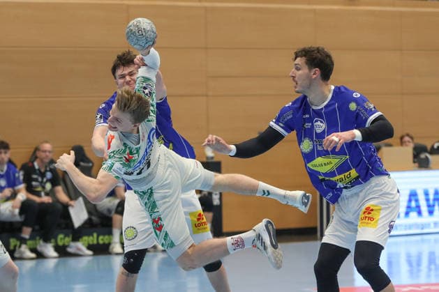 27 12 2025, xgox, Handball Daikin HBL ThSV Eisenach SC Magdeburg emspor, v l Tillman Leu Eisenach, 99 , Gisli Thorgeir Kristjansson Magdeburg, 10 , Philipp Meyer Eisenach, 27 duel, duel, fight, tackle Eisenach