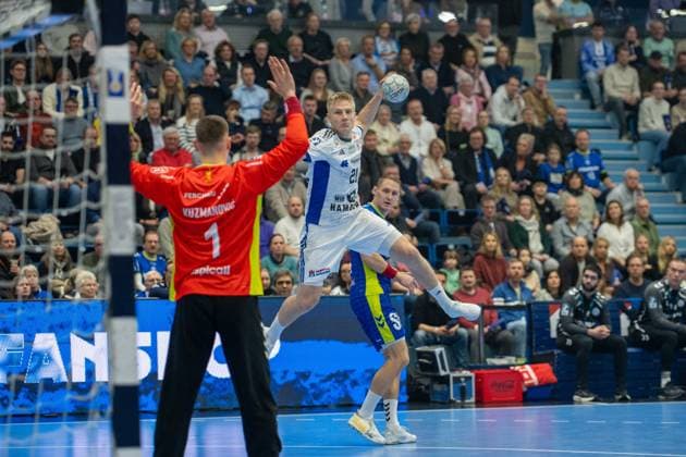 Dominik KuzmanoviÄ‡, Goalkeeper, VfL Gummersbach 1 , Frederik Bo Andersen, Aussen HSV Hamburg 21 , VfL Gummersbach vs HSV Hamburg , Daikin Handball Bundesliga, Men , Matchday 15, 27 12 2025 Gummersbach NRW Germany Copyright: xkolbert-press MartinxWdziecznyx