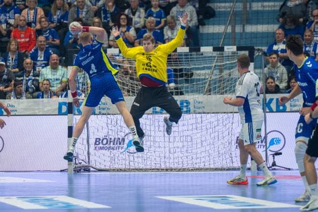Ellidi Snaer Vidarsson, circle player, VfL Gummersbach 4 , Robin Haug, goalkeeper HSV Hamburg 16 , VfL Gummersbach vs HSV Hamburg , Daikin Handball Bundesliga, Men , Matchday 15, 27 12 2025 Gummersbach NRW Germany Copyright: xkolbert-press MartinxWdziecznyx