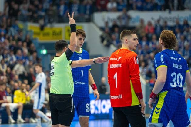 Julian Koester, backcourt, VfL Gummersbach 7 , Tom Kiesler, backcourt, VfL Gummersbach 30 , Dominik Kuzmanović, goalkeeper, VfL Gummersbach 1 , VfL Gummersbach vs HSV Hamburg , Daikin Handball Bundesliga, Men , Matchday 15, 27 12 2025 Gummersbach NRW Germany Copyright: xkolbert-press MartinxWdziecznyx