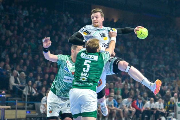 Sport Themen der Woche KW52 27.12.2025, xlakx, Handball Daikin HBL, Fuechse Berlin - FRISCH AUF! Göppingen v.l. Mijajlo Marsenic (Fuechse Berlin), Erik Persson (FRISCH AUF! Goeppingen), Max Darj (Fuechse Berlin) setzt zum Sprungwurf an Berlin *** 27 12 2025, xlakx, Handball Daikin HBL, Fuechse Berlin FRISCH AUF Göppingen v l Mijajlo Marsenic Fuechse Berlin , Erik Persson FRISCH AUF Goeppingen , Max Darj Fuechse Berlin goes for the jump shot Berlin Daniel Lakomski