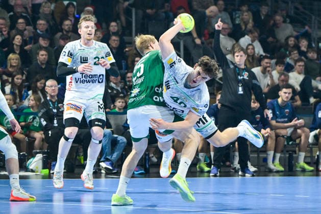27 12 2025, xlakx, Handball Daikin HBL, Fuechse Berlin FRISCH AUF Göppingen v l Matthes Langhoff Fuechse Berlin , Elias Newel FRISCH AUF Goeppingen goes for the jump shot Berlin Daniel Lakomski