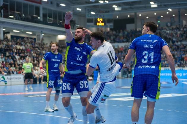 Teitur Oern Einarsson, Back, VfL Gummersbach 14 , Nicolaj Jorgensen, Back HSV Hamburg 11 , Kay Smits, Back, VfL Gummersbach 31 , Tom Kiesler, Back, VfL Gummersbach 30 , VfL Gummersbach vs HSV Hamburg , Daikin Handball Bundesliga, Men , Matchday 15, 27 12 2025 Gummersbach NRW Germany Copyright: xkolbert-press MartinxWdziecznyx